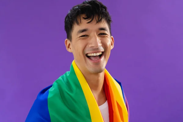 Retrato Del Feliz Hombre Biracial Sosteniendo Bandera Del Arco Iris — Foto de Stock