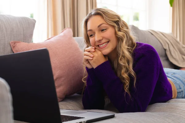 Sorridente Donna Caucasica Sdraiata Sul Divano Guardare Computer Portatile Nel — Foto Stock