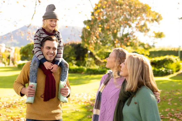 Sonbahar Bahçesindeki Mutlu Çok Nesilli Beyaz Bir Ailenin Görüntüsü Aile — Stok fotoğraf
