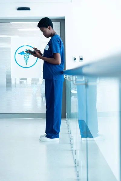 Africká Lékařka Používající Tablet Nemocniční Chodbě Kopírovacím Prostorem Nemocniční Lékařské — Stock fotografie
