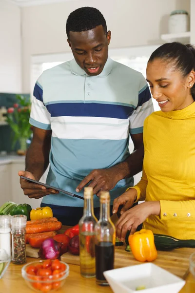 부부들 주방에서 음식을 준비하는 타블렛 조리법을 사용하는 의사소통 포괄적 — 스톡 사진