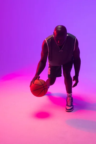 Зображення Афроамериканського Баскетболіста Який Стрибає Баскетболу Неоновому Фіолетовому Тлі Концепція — стокове фото