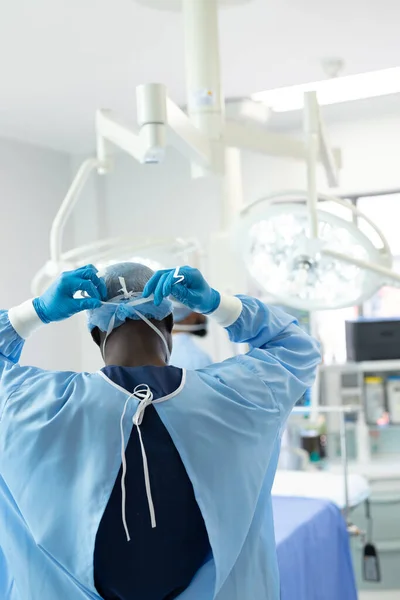 Afrika Kökenli Amerikalı Cerrah Önlüklü Eldiven Takmış Maske Takıyor Fotokopi — Stok fotoğraf