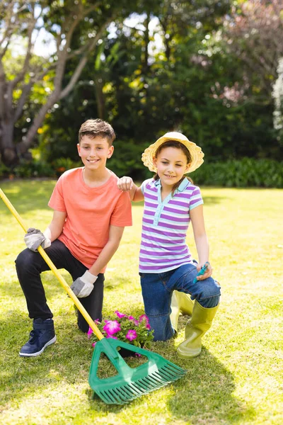 庭で一緒に過ごす白人の兄弟の垂直写真 外で過ごす家族の時間 コンセプト — ストック写真