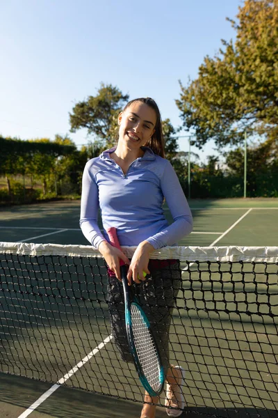 Πορτρέτο Της Καυκασίας Γυναίκα Παίζει Τένις Στέκεται Στο Δίχτυ Κρατώντας — Φωτογραφία Αρχείου