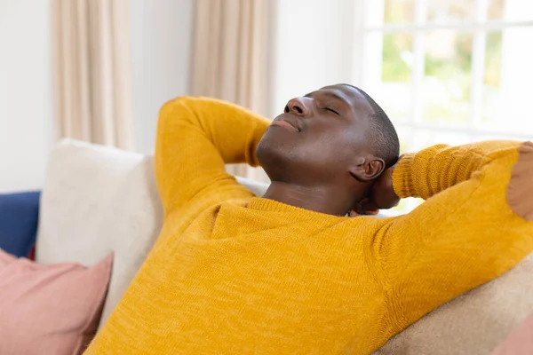 Afro Amerikalı Adam Gözleri Kapalı Bir Şekilde Evdeki Kanepede Uzanıyor — Stok fotoğraf