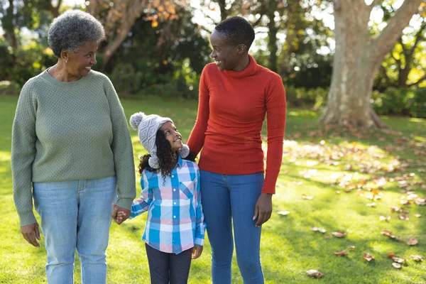 Afbeelding Van Gelukkige Afro Amerikaanse Drie Generatie Vrouwen Tuin Familie — Stockfoto