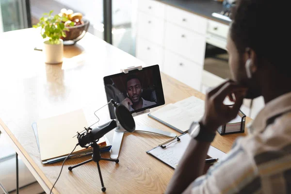 Mutlu Afro Amerikan Adam Mutfakta Masada Oturmuş Video Görüşmesi Için — Stok fotoğraf