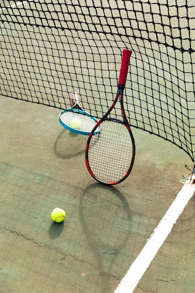 Detail Von Zwei Tennisschlägern Und Bällen Netz Auf Einem Tennisplatz — Stockfoto