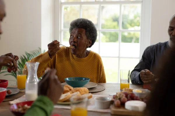Afrika Kökenli Mutlu Bir Amerikan Ailesinin Kahvaltı Edişinin Görüntüsü Aile — Stok fotoğraf