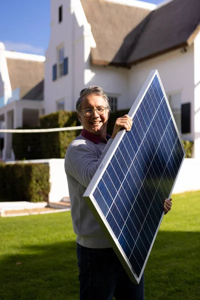 Pionowy Obraz Szczęśliwego Białego Seniora Panelem Słonecznym Ogrodzie Koncepcja Zielonej — Zdjęcie stockowe