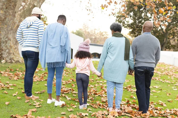 图为美国几代非洲裔家庭在秋天户外玩乐的回顾 大家庭 共同度过美好时光的概念 — 图库照片