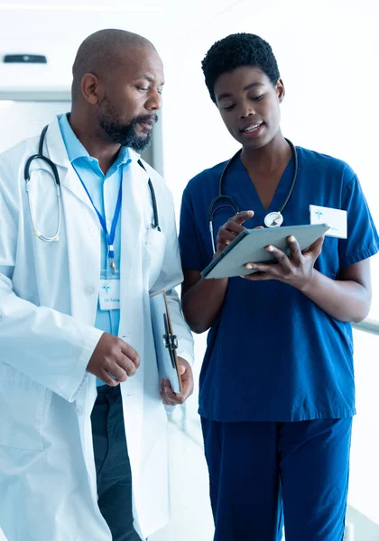 Médico Afroamericano Masculino Femenino Usando Tableta Hablando Hospital Con Espacio —  Fotos de Stock