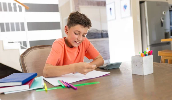 Щасливий Білий Хлопчик Вчиться Робить Нотатки Сидячи Вітальні Домашня Освіта — стокове фото
