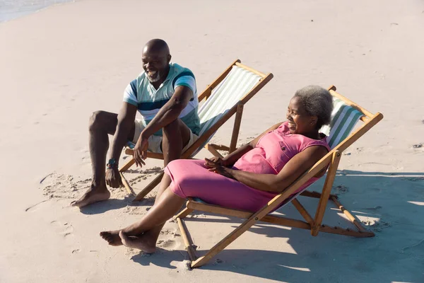 아프리카 미국인 어르신들 갑판에 해변에서 대화하는 각도로 보인다 변경되지 즐거움 — 스톡 사진