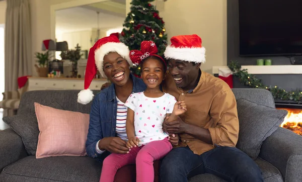 幸せなアフリカ系アメリカ人の家族一緒にソファに座って時間を過ごす クリスマス 家族の時間とお祝いの概念 — ストック写真
