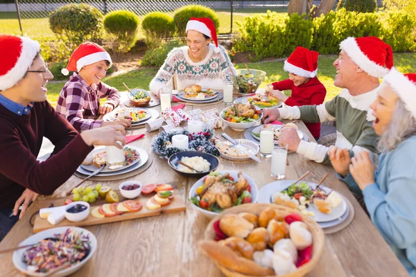 Biała Rodzina Spędza Razem Czas Choinkę Ogrodzie Boże Narodzenie Czas — Zdjęcie stockowe