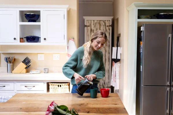 Gülümseyen Melez Sarışın Güzel Bir Kadın Mutfaktaki Masaya Kahve Koyuyor — Stok fotoğraf