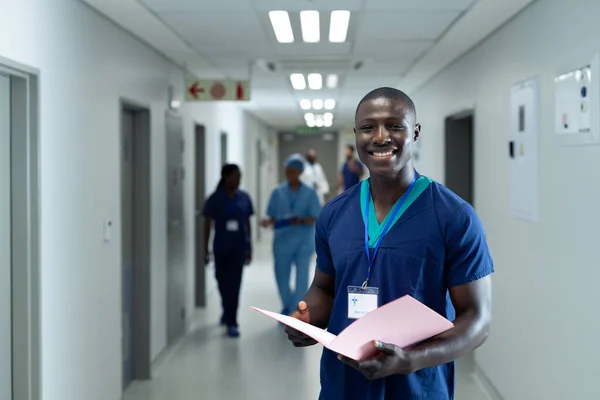Retrato Trabajador Salud Afroamericano Sonriente Ajetreado Pasillo Del Hospital Espacio — Foto de Stock