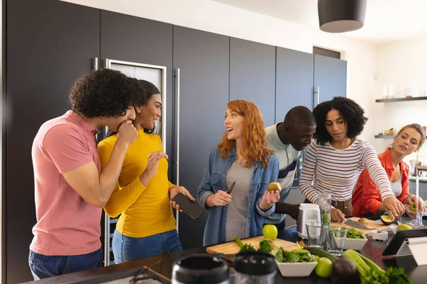 Glückliche Freunde Die Zusammen Kochen Und Der Küche Lächeln Party — Stockfoto
