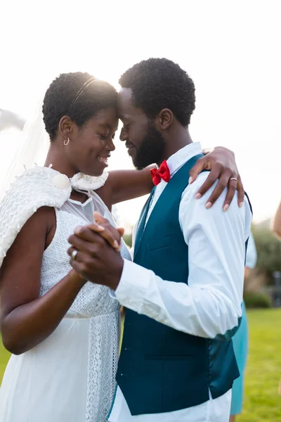 Glad Afrikansk Amerikan Par Hålla Hand Bröllopet Bröllopsdag Vänskap Delaktighet — Stockfoto