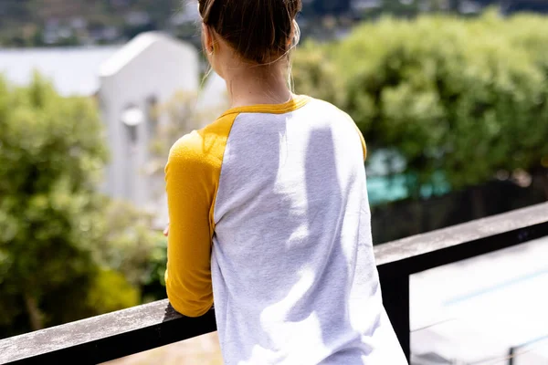 Imagem Mulher Caucasiana Branco Amarelo Camiseta Manga Comprida Com Copyspace — Fotografia de Stock