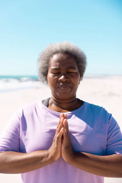 Afro Amerikaanse Senior Vrouw Met Gesloten Ogen Mediterend Gebed Poseren — Stockfoto