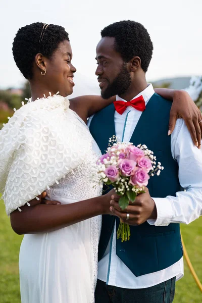 Felice Coppia Afroamericana Che Tiene Mano Abbraccia Durante Matrimonio Giorno — Foto Stock