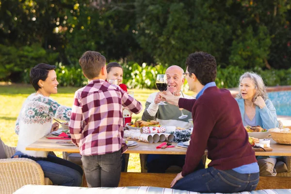 白人家庭一起在外面吃饭 与家人在外面共度时光 — 图库照片