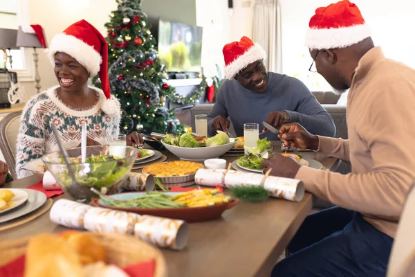 Африканська Американська Сім Проводить Час Разом Столом Ївши Їдальні Різдво — стокове фото
