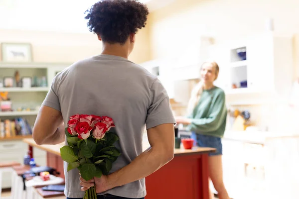 Evde Eşiyle Konuşurken Kırmızı Gülleri Arkasına Saklayan Melez Bir Gencin — Stok fotoğraf