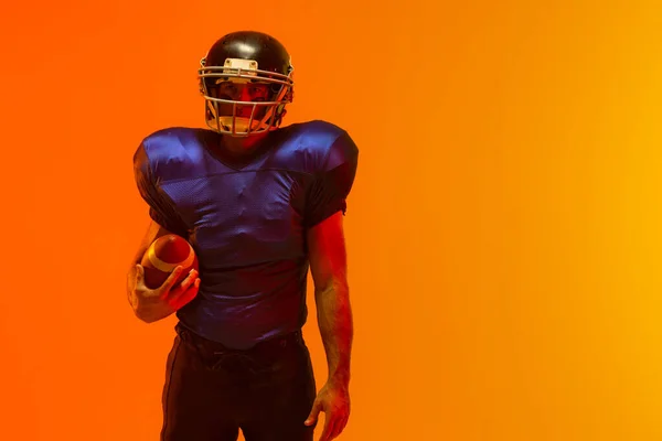 Kaukasischer Männlicher American Football Spieler Mit Ball Neonorangefarbener Beleuchtung Sport — Stockfoto