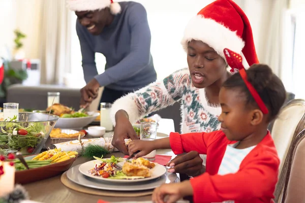 快乐的非洲裔美国家庭在一起共度圣诞大餐 圣诞节 家庭时间和庆祝概念 — 图库照片