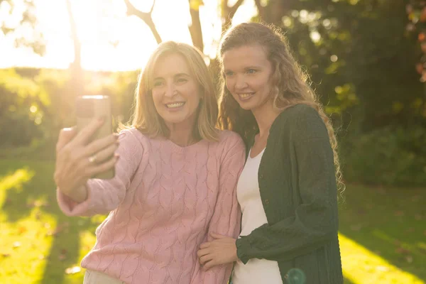 Kafkasyalı Mutlu Anne Yetişkin Kızın Sonbahar Bahçesinde Selfie Çekmesi Aile — Stok fotoğraf