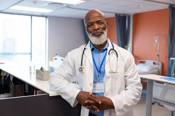 Porträt Eines Lächelnden Chefarztes Mit Krebsband Auf Der Krankenstation Kopierraum — Stockfoto