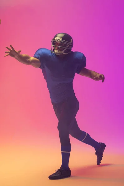 Biały Mężczyzna Amerykański Piłkarz Kasku Neonowym Różowym Oświetleniem Sport Ruch — Zdjęcie stockowe