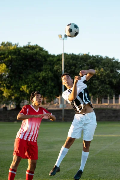 Longitud Completa Jugadores Masculinos Multirraciales Que Persiguen Pelota Fútbol Aire — Foto de Stock