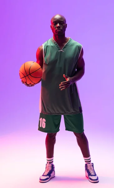 非洲裔美国篮球运动员的照片 背景为霓虹灯紫色 体育和竞争概念 — 图库照片
