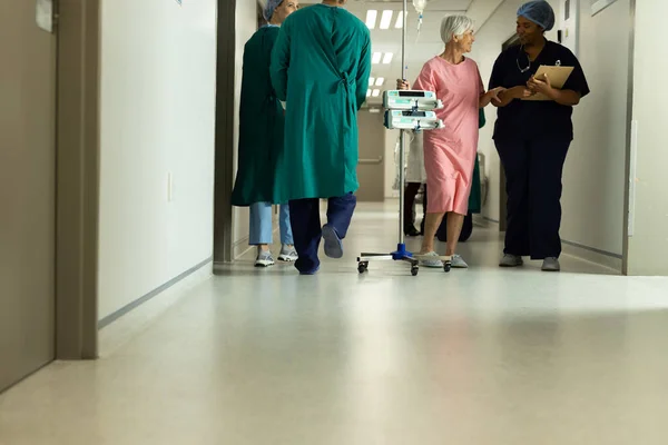 Zróżnicowana Lekarka Starsza Biała Pacjentka Kroplówką Rozmawiająca Szpitalu Usługi Szpitalne — Zdjęcie stockowe