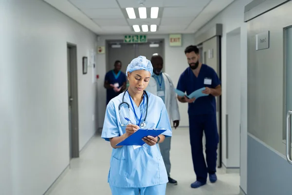 Birassische Ärztin Schreibt Notizen Belebten Krankenhausflur Kopiert Raum Krankenhaus Medizinische — Stockfoto