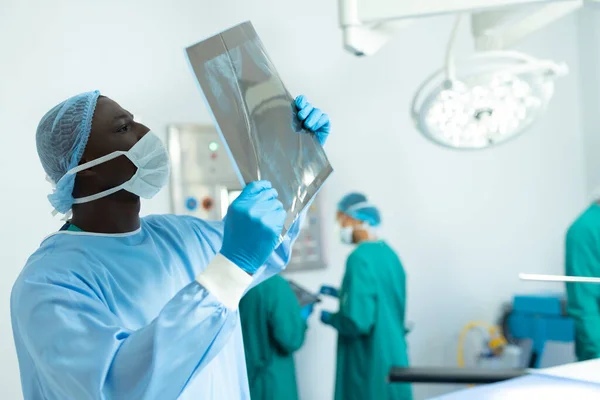 Afrika Kökenli Amerikalı Erkek Cerrah Ameliyathanede Röntgen Eğitimi Alıyor Fotokopi — Stok fotoğraf