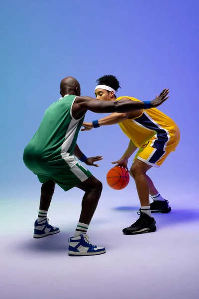 Kép Két Különböző Kosárlabda Játékos Kosárlabda Játszik Lila Kék Háttér — Stock Fotó