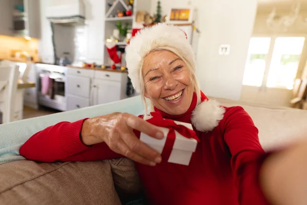 Šťastná Starší Běloška Klobouku Santa Clause Videohovor Trávit Kvalitní Čas — Stock fotografie