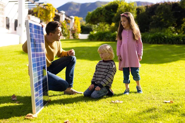 Bild Eines Kaukasischen Vaters Der Kindern Solarzellen Zeigt Familie Grüne — Stockfoto
