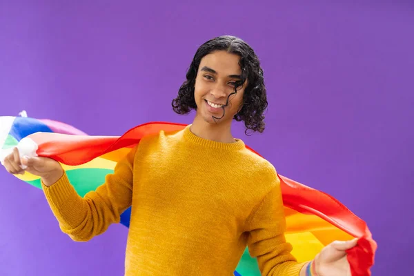 一个快乐的白种人的画像 他拿着红宝石色的彩旗 带着紫色的背景微笑 Lgbt Pride Concept — 图库照片