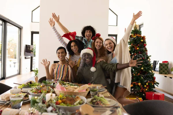 Retrato Vários Amigos Felizes Sentados Mesa Jantando Natal Natal Celebração — Fotografia de Stock