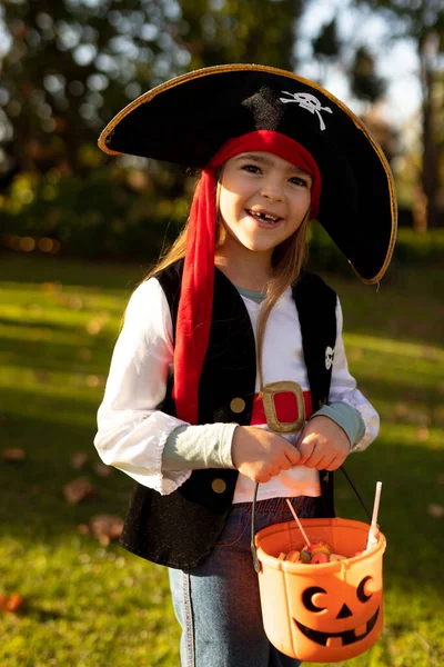 Вертикальный Образ Счастливой Кавказской Девушки Пиратском Костюме Осеннем Саду Хэллоуин — стоковое фото