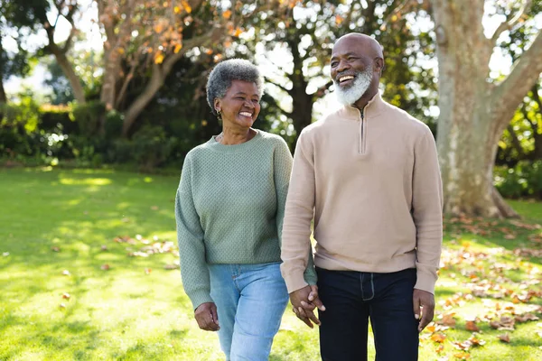 Imagen Feliz Pareja Ancianos Afroamericanos Jardín Amor Relación Familia Pasar —  Fotos de Stock