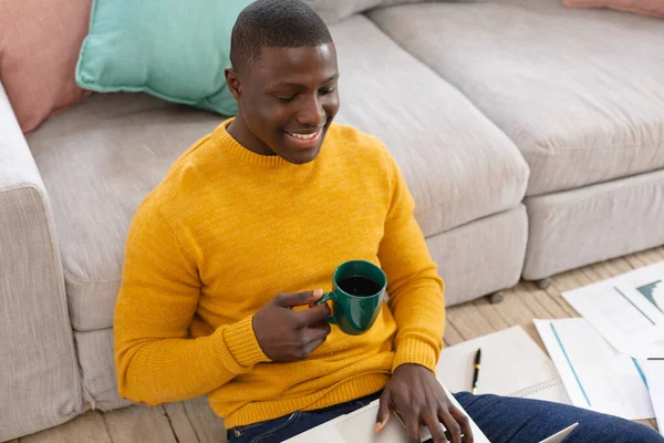 Homem Americano Africano Sorrindo Usando Laptop Sentado Chão Trabalhando Casa — Fotografia de Stock