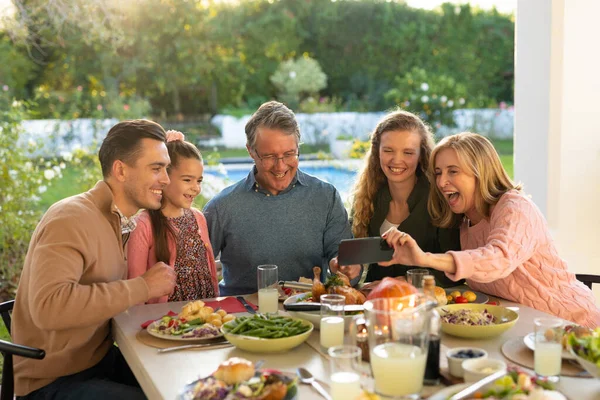 屋外ディナーの後に自撮りした複数世代の白人家族のイメージ 家族と一緒に質の高い時間を過ごすコンセプト — ストック写真